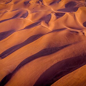 Eine Wüste mit rötlichem Sand